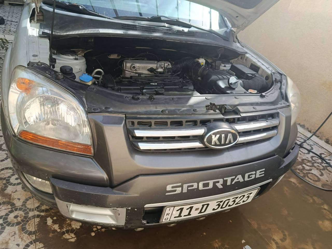 سبورتج محرك ٢٠٠٠ لون سلفري رقم بغداد انكليزي .محرك جديد وكير نضيف بيهه بس التكمه صفحة السايق بيهه صبغ ويل كب تدفئه وتبريد شغالات وبحاله ممتازه بيهه سبايه وبيهه شاشه وكامره خلفيه حداديه صدر امامي مشتغله بالجديد كهربائيات كلهه شغاله السياره باسمي مكانهه بالدجيل بالداخل .سعرهه ١١٠ وبيهه مجال للجادين .وهذا رقم موبايل .***********
