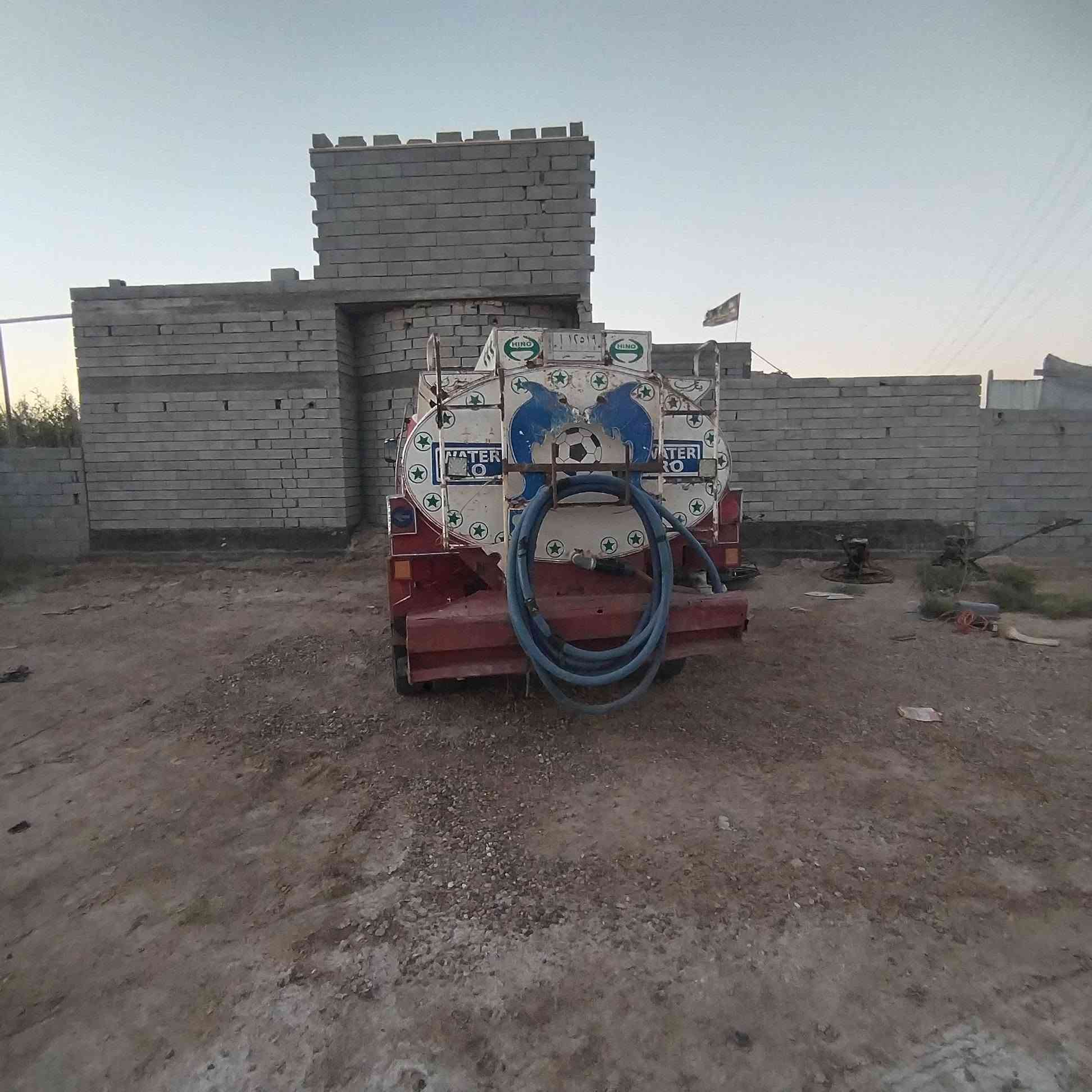 السلام عليكم هينو طيره للبيع تانكي ٧ سنويه منتهيه ماكينه ما تنقص شاصي مقفول سياره جاهزه للشغل المكان البصره القرنه سعر 110 ***********
