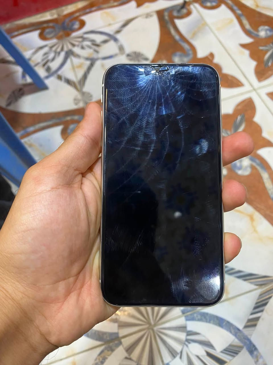 ايفون ١١ عادي جهاز نضيف بطاريه ٩٠ بلاد جهاز مال بيت شاشه لمس طبيعي بس مكسوره ذاكره ١٢٨ سعر ١٢٥ مكاني قرنه ***********
