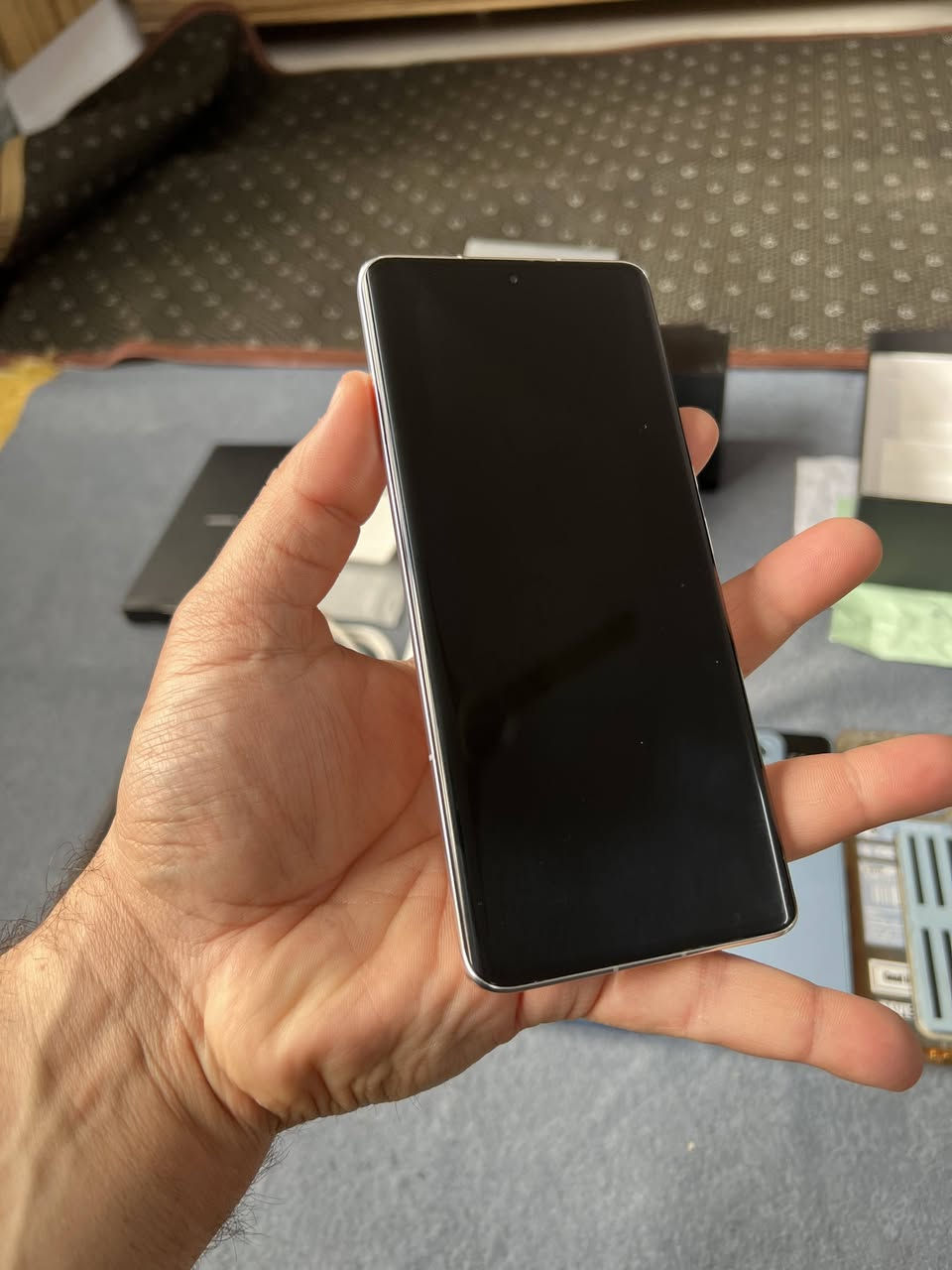 #السعر 490 الف
جهاز للبيع Xiaomi 13 pro
شاومي 13 برو 
الفئة العليا بدون حرف T
 (عملاق شاومي الي نزل بـ2023
الجهاز مواصفاته عالية معروفة شوفوها بالنت اذكر الكم جزء منها)
- الذاكرة 512 كيكا الرام 12 ويتوسع من النظام 12+16 يصير الرام 28
- معالج الجهاز Snapdragon 8 Gen 2
- البطارية 4820 شحن 120 واط سريع جدا 💥 بربع ساعة يشحن من الـ 0 لـ 80
- اول جهاز بشاومي يحمل كامرة لايكا الالمانية  العملاقة بالتصوير⚡ ثلاث كامرات 50 ميكا وعزل البورترية بيها عالمي 
-  دبل سيم كارت والشاشة 120 هرتز بدقة +WQHD و يشغل الالعاب باعلى دقة منها لعبة البوبجي 120 فريم 
- 🟥 الجهاز استخدامي شخصي ونظيف جدا بنسبة 100% وبي مجال قليل واني اشتريته #بمليون و 100 حتى وصل الشراء موجود ويا
و كامل ملحقات شاحنته الاصلية وكيبل الاصلي نفسهم الي اجن بالكارتون + ويا 7 كفرات هدية
-  العنوان كركوك حي العسكري رقمي ***********
