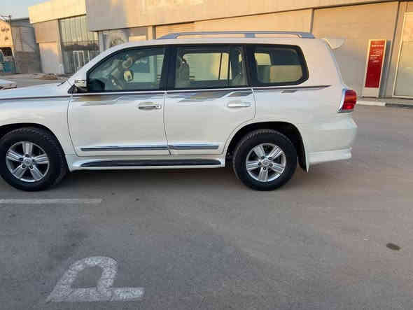 السلام عليكم
تيوتا لاندكروز 
موديل 2013 فئه البريم
السياره كامله مابيها نقص برغي
بيها بولش وحمام جديد 
عليها دوشمه بلون الداخل لبلادي
عليها تخم تايرات جديد
السياره ماشيه 160 الف حقيقي
رقم بغداد بّــ اسمي تحويل ثاني يوم
ملاحضه/ السياره اني مبدل الها دعاميات بدون لا طخه ولا اي شي للجماليه فقط و
القديمات موجودات عندي هنه والشباك
سونار السياره مرفق ويه الصور
سعر السياره 365$ وبيها مجال بسيط
مكان السياره بغداد الشعب
وهذا رقمي***********
