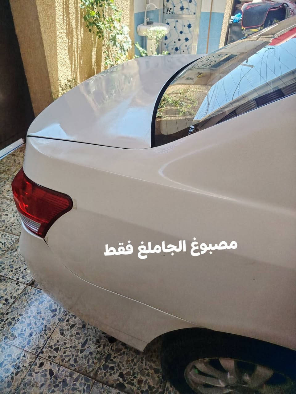 سياره Byd g3 (كير عادي المرغوب) 
موديل 2013 بصمة 
فتحة سقف شغالة وبلادي 
السيارة ماشية 150 الف كيلو 
مكينه و كير مكفولات بلاد شركة
السياره مكفوله ما عدا طختين بلجاملغ الخلفي وباب السايق ومعمرات وطخة بلصندوك وصبغته قبل اسبوع ومذكور كل التفاصيل بلصور 
مكينه بلادية1800  كير عادي 
كهربائيات كلها شغاله بلاد 
تحكم بل مري
اشاير بل مري 
تايرات جدد تخم قبل ١٠ ايام 
باتري جديد 
شاشة 
صدر  امامي خلفي كامل قبل ١٠ ايام 
تبريد منظومة جديدة وتبريد ثلاجة + تدفئة 
منظومة ماء جديدة راديتر 
عبوة فيتبم جديد والفيتم بم الحسام اصلي 
منظومة زنون مشدود عليها اصلي يعني بليل الشارع نهار 
السيارة استلام شركة ع ايدي 
السياره بيها بصمات ٢
السياره كهربائيات كلها شغاله ما ناقصها شي   
رقم بغداد انكليزي سنوية لسنة ٣٠ باسمي شرط التحويل 
مكاني بغداد ***********
السعر ٦٠ وبي مجال بسيط جدا
