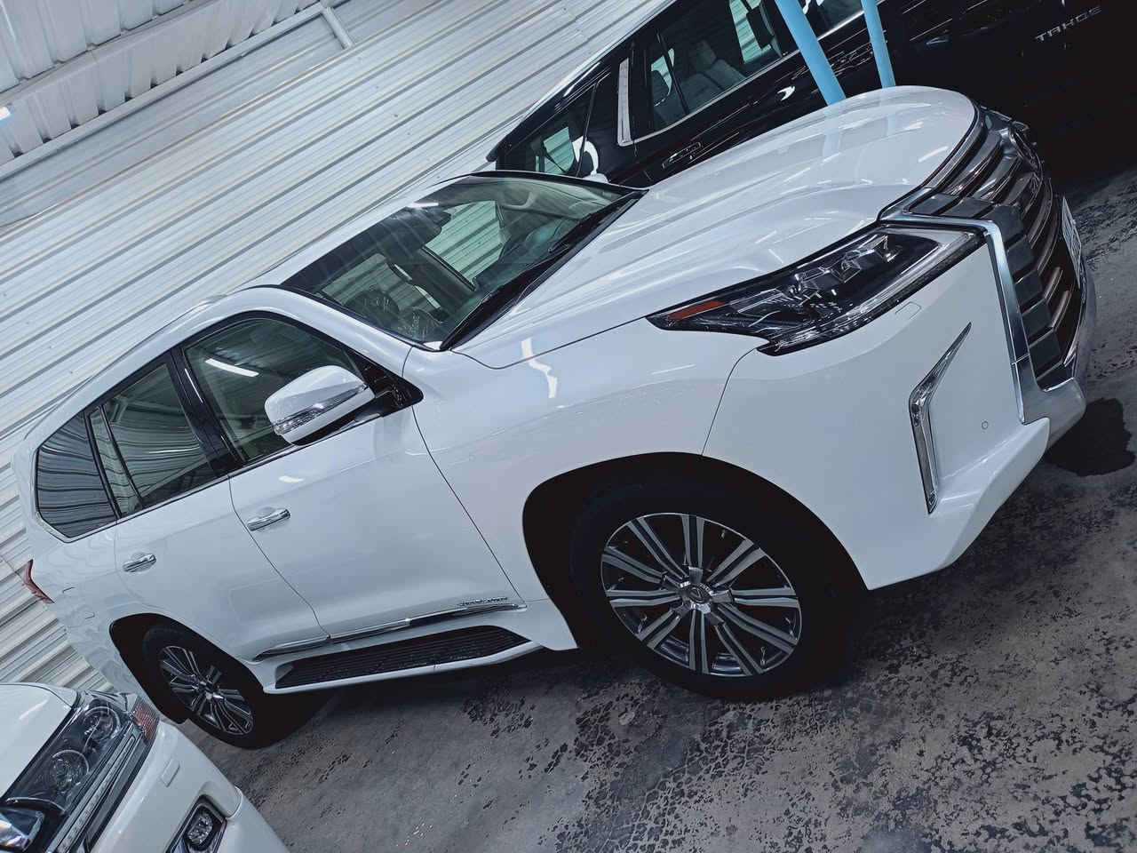 السلام عليكم غوالي لكزز 2017 مكفوله من صبغ وتبديل عده بارد بل جاملغ والباقي مكفول السياره جديده جدن السعر 585 
رقم بغداد 
الاتصال ***********
