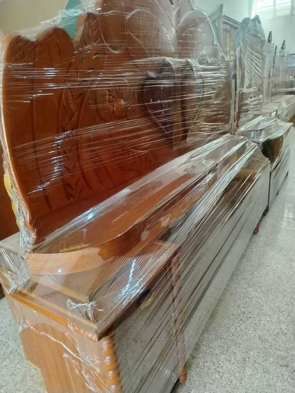 غرفة نوم ٦باب طابقين صاج داخل وخارج حطاطة السعر ٧٥٠ الف وبيها مجال الشراي العنوان بعقوبة كاطون شارع أبو رباح مجاور مرطبات السيد *********** مزاد ابو كرار الغريباوي
