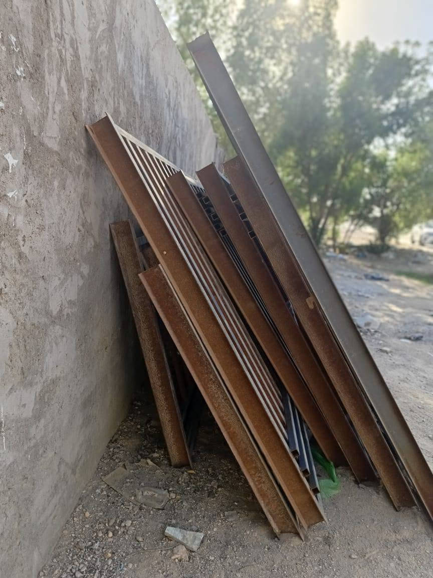 السلام عليكم حداديه 5شبابيك 4منهن العرض متر ونص وطول مترين الخامس مترين ب مترين بيبان ثنين مدخل استقبل ومدخل مطبخ/للستفسار ***********
