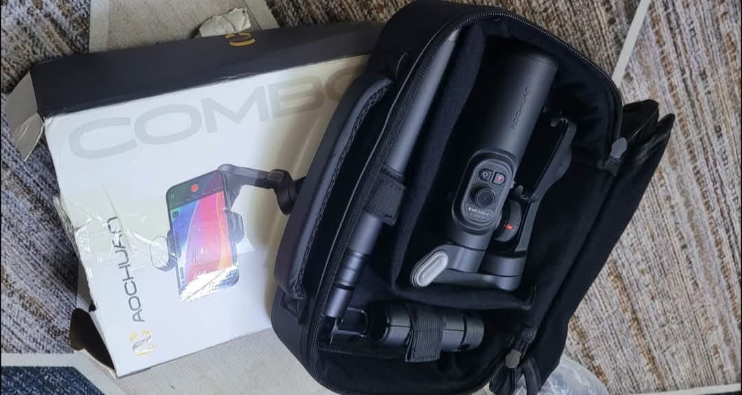 اوزمو 
هذا المنتج هو AOCHUAN Smart XE، وهو مثبت جيمبال (Gimbal) ثلاثي المحاور للهواتف الذكية. 
يتميز بتقنية تثبيت Smart 7.0 لضمان تصوير فيديو خالي من الاهتزازات.
يأتي مع ضوء تعبئة مغناطيسي RGB قابل للفصل لتحسين الإضاءة أثناء التصوير.
يتميز بتصميم قابل للطي، مما يجعله محمولاً وسهل التخزين.
عمر البطارية يصل إلى 10 ساعات.
الاتصال على الرقم ***********وتساب متوفر السعر 85قفل
