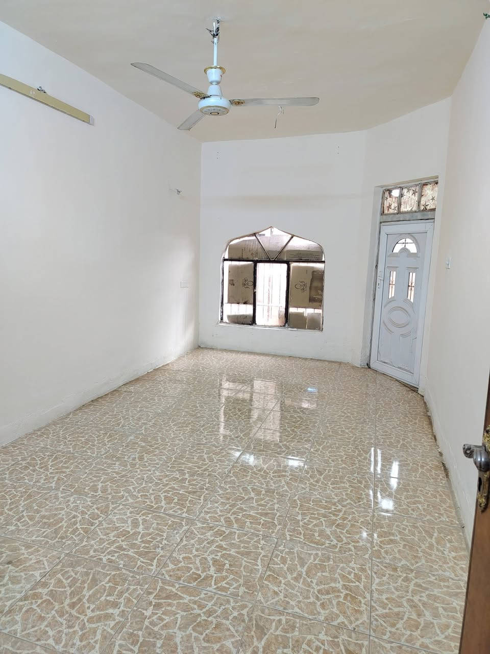 السلام عليكم مشتمل بدون اثاث  للايجار طابق ارضي  متكون من كراج استقبال وصاله ومطبخ وغرف نوم ٢ وصحيات العنوان القادسيه حي الجامعه  قرب مدينه الألعاب مجاور ماركت المنارة للاستفسار الاتصال على الرقم ***********
