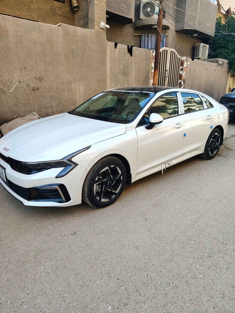 سلام عليكم سيارة K5 موديل 24 السيارة خاضعة للضمان ماشية 13000  موصفاتها معروفة 
محرك 2500
سقف بانوراما 
بصمة
شاشة عداد رقمي
شاشة كبيرة تدعم ابل كار بلي واندرويد اوتو 
حساس امامي خلفي 
وكل المواصفات المعروفة بيها من كامره وباقي المواصفات 
***********
