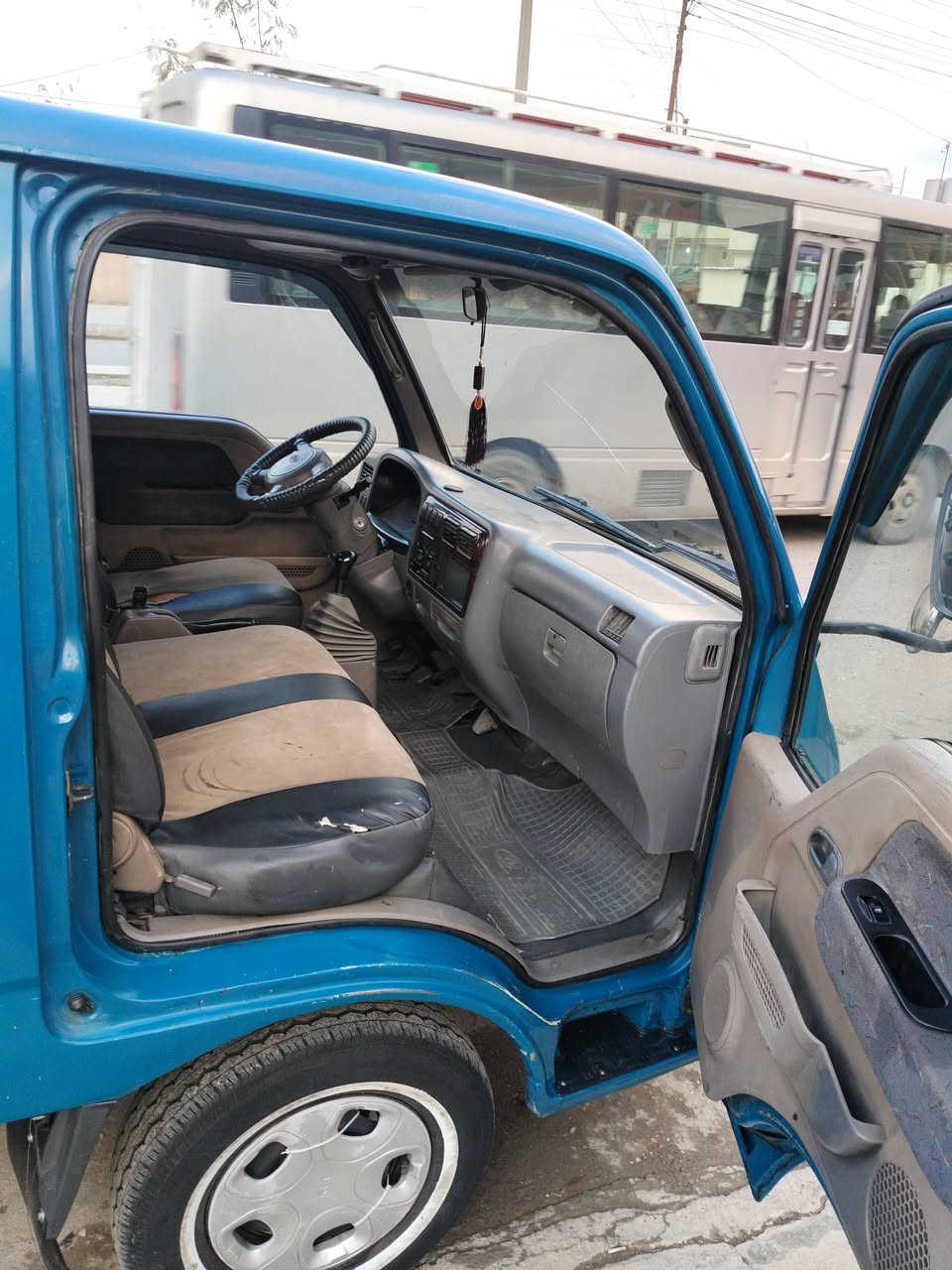 السلام عليكم كيا حمل بزون 2001 رقم نينوى انكليزي سياره مكفوله كفاله عامه شاصي شرط مابي اي شي محرك كير شرط 
السياره نضيفه فقط البودي جماله  مكان السياره موصل الايسر *********** وتساب
