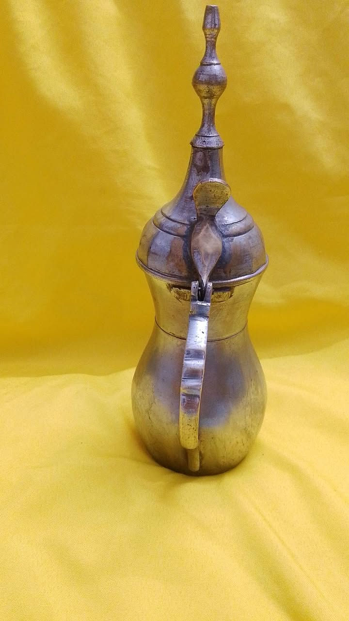 📣  دلة قهوة عربية تراثية بحالة ممتازة ☕✨
لعشاق الأصالة والتراث العربي الأصيل . 

تفاصيل الدلة :

الوزن: 540 جرام.

الارتفاع (بالغطاء): 24 سم.

الارتفاع (بدون غطاء): 13 سم.
التسليم السبت في ديانا 👌


**إذا كنت صاحب هذا الإعلان وتريد حذفه لأي سبب، رجاءا أرسل رسالة إلى الدعم الفني**