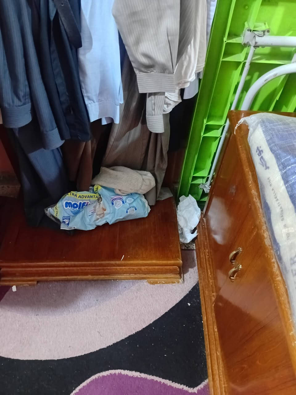 غرف نوم كامله مع كافه ملحقاته واعتذر مااكدر اصورها منصوبه بسبب المكان ضيق صاج اصليه نظافتها ٩٠،،% مو سوكيه غرف تصكام اصليه السعر ***********
