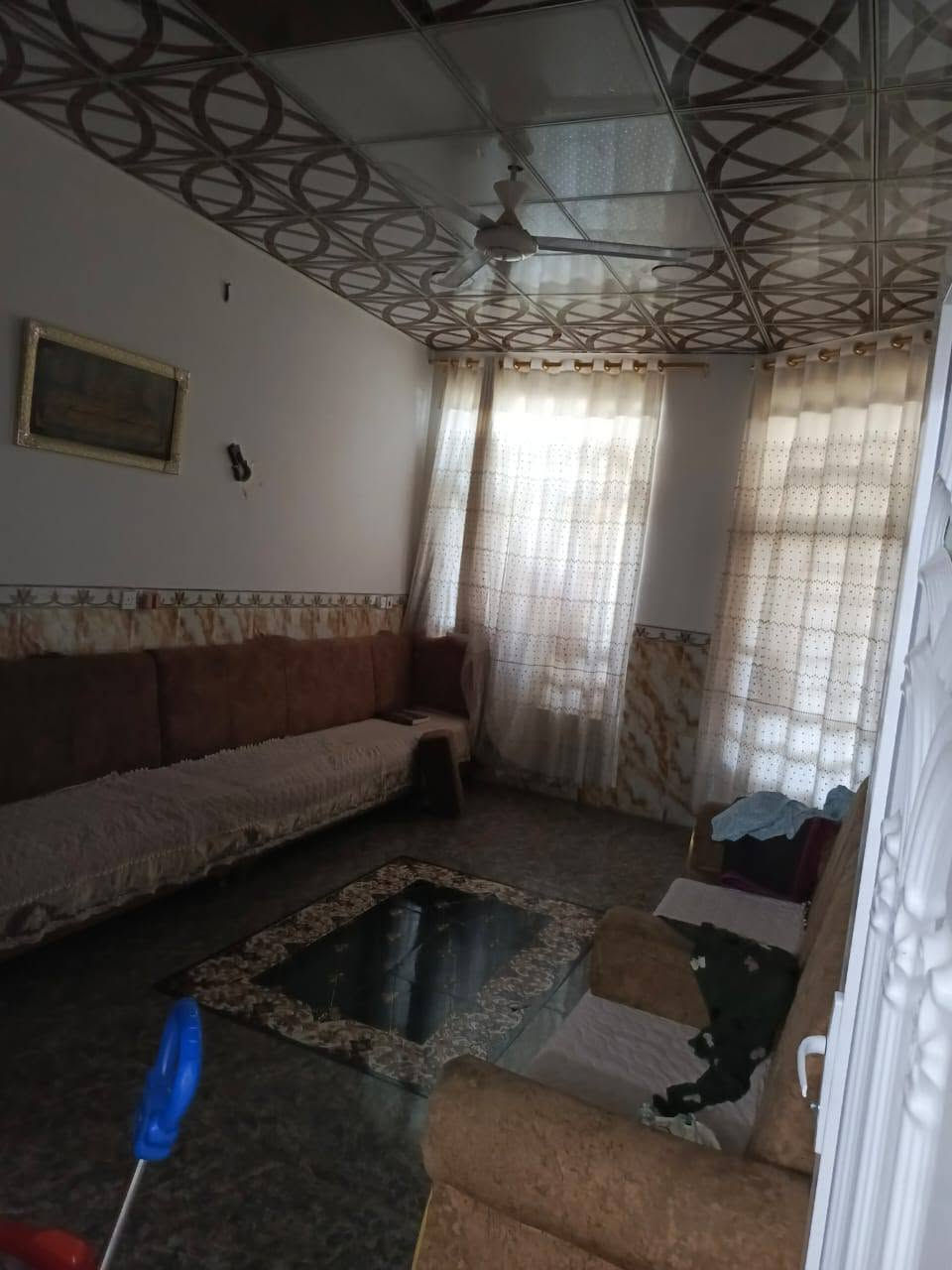 بيت طابقين مساحة 125متر وجهية ٦ وربع ونزال ٢٠ متر كلة سيراميك فوك وجوة كامل مابي اي نقص
 الطابق الارضي بي غرفة نوم ومطبخ واستقبال وصالة وصحيات داخلية وخارجية  ومناور ٢ وحوش وسقيفة كبيرة
والطابق الاول بي ٣ غرف نوم الاولى سويت كاملة حمامها بالداخل والثانية والثالثة بوجه البيت واكو تواليت بالصاله هم
 والبيتونة طابق ثاني والسطح 
 ‏‪***********
وهذا رقمي لليتصل
