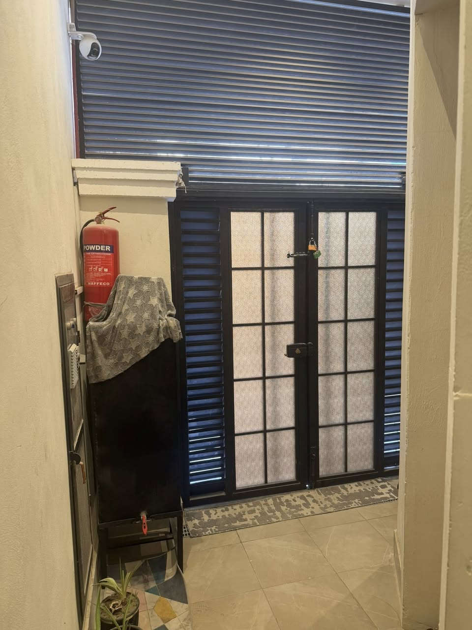 سلام عليكم ….
بعد التحيه الطيبه 
دار للبيع مساحه (60 م) 
بغداد الاعظميه قرب خدمي السريع 
فرع مجاور غزوان العزي قريب سريع جداً

بناء قبل سنه فول 
يتكون 
طابق الارضي مدخلين 
طرمه 
استقبال مطبخ غرفة نوم 🛏️ 
خدمات منور
طابق ثاني غرفتين نوم 🛏️
حولي خدمات 
غرفه ماستر مع باركون 
طابق ثالث غرفه خدمات منور 
بيتونه 
سطح مع غرفه سندويج مخزن 
للاستفسار اكثر *********** 
غير متواجد عل فيس
