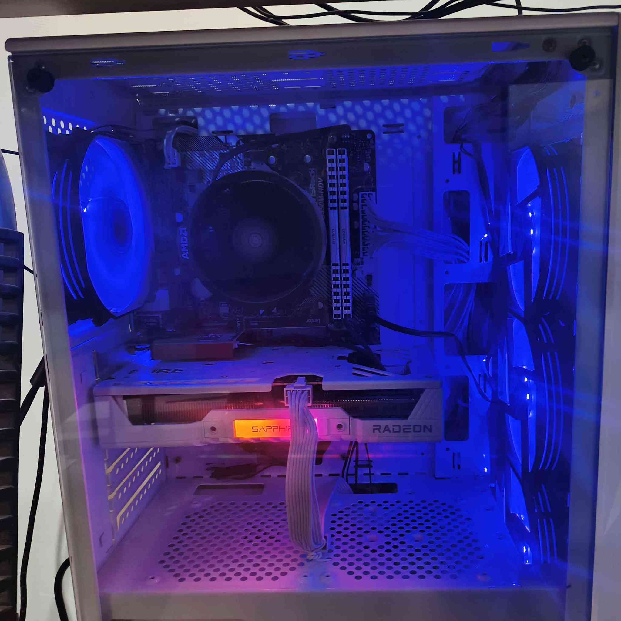 Motherboard: ASRock b450 hdv
Cpu: Ryzen R5 5600X
Ram: 16 GB DDR4 3200 
PSU: ruix gx sport 750 watt
Wifi and Bluetooth: cudy Wifi and Bluetooth card
Gpu: AMD RX 9060XT 16 GB sapphire
Screen: Lenovo 1080*1920 100hz
بدون شاشة التجميعة بمليون و ثلاثمئة مع الشاشة بمليون و اربعمئة، التجميعة تكون بيضة مع ار جي بي ازرق و بيه تحكم بالالوان. موصل, نينوى


**إذا كنت صاحب هذا الإعلان وتريد حذفه لأي سبب، رجاءا أرسل رسالة إلى الدعم الفني**