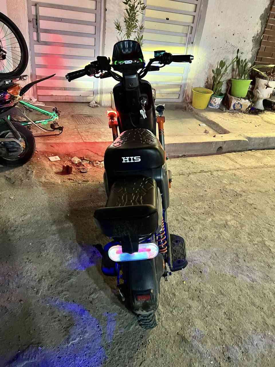 دراجه R9جبلي دراجه جديده صار اقل الشهر من اخذته فوك متصور نظيفه وكل محتوياته موجوده سويجين وبصمتين وحته كارت بيه السعر 550للاستفسار:***********
