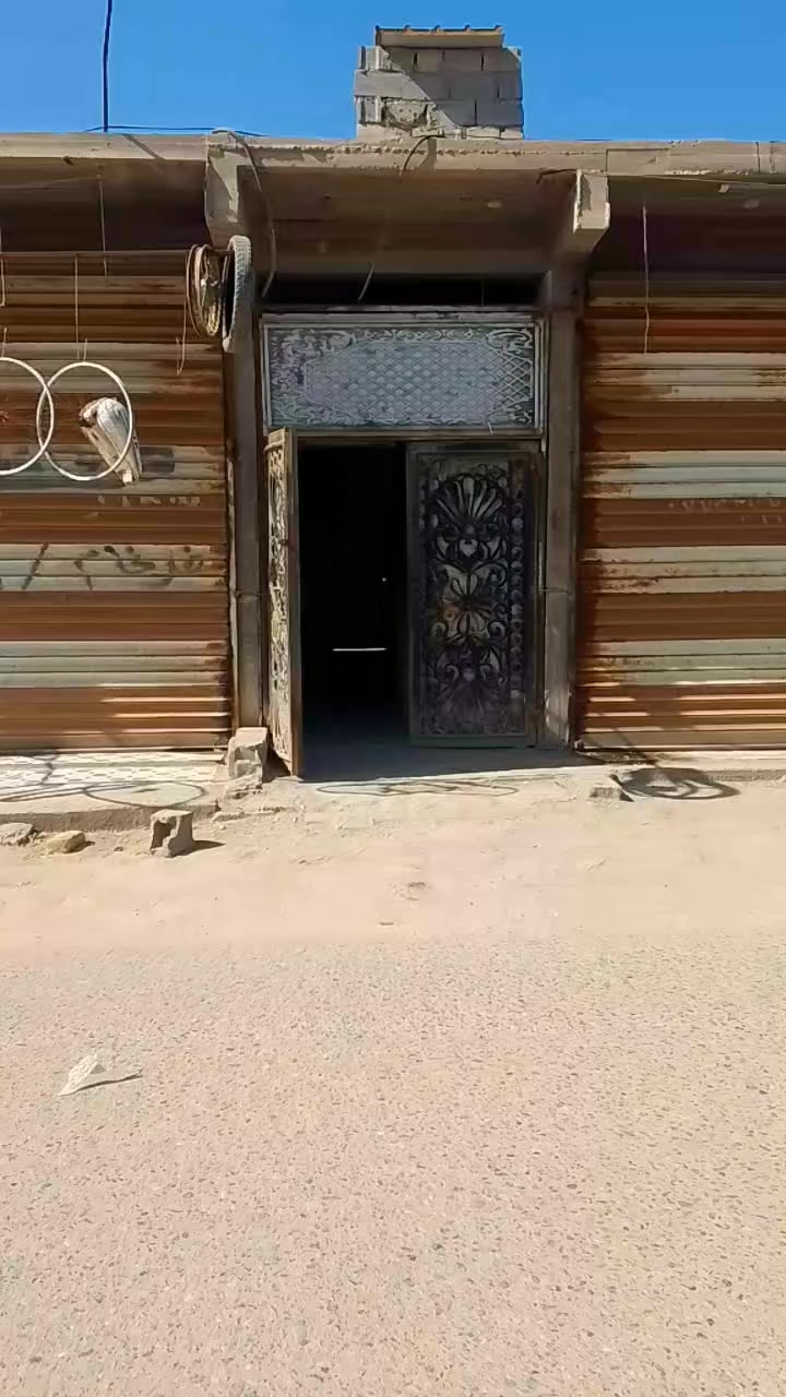 السلام عليكم بيت حلو ونظيف سعر 170 وبي مجال على الشارع مع اربعه محلات وارد المحلات 600 كل محل 3 في 6 مساحه المحلاي اذكر مساحه العقار يعني الدار والمحلات المساحه 360 م عرصتين اي استفسار على هذا الرقم ***********
