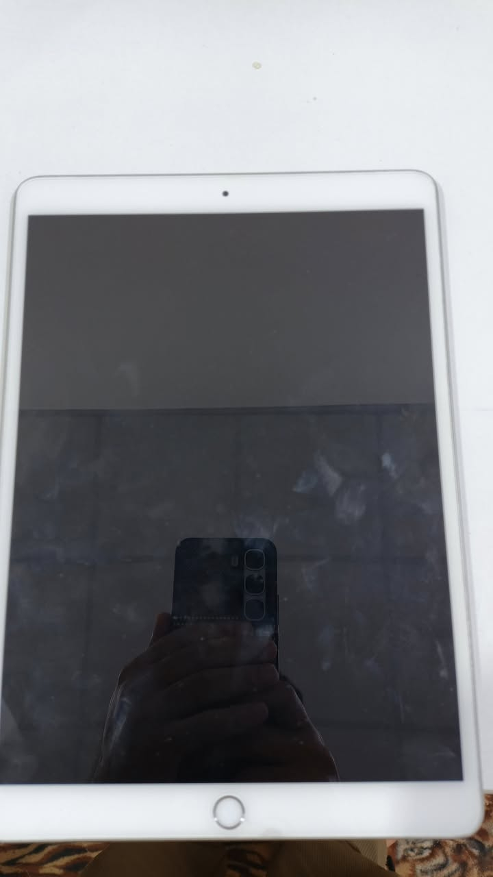 ايباد ابل air 3
النظافة مثل ما موضح بالصورة الظهر
غير مستبدل اي قطعة 
بطارية 89 
ذاكرة 64

للبيع بسعر 165 الف
تواصل خاص او على الرقم ***********
