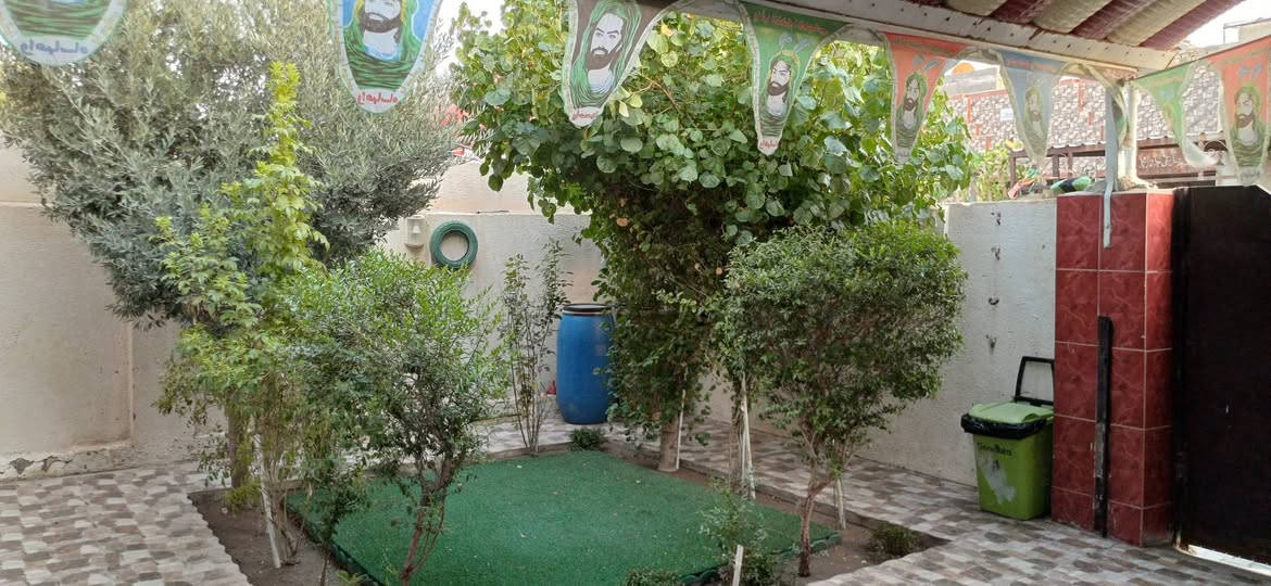 دار للبيع مساحة 250م الوجة 10 والنزال  25 بناء سنة 2009 غير 
 مطلوب شي يحتوي على غرفتين نوم + صالة على عرض القطعة ومطبخ واستقبال وحديقة وكراج والطابق الثاني صالة كاملة وغرفتين نوم لحد السقف  عرض الشارع 6م الشارع الرابط بين شارع مدرسة الكوثر والشارع السوق
للاستفسار الاتصال على الرقم ***********
