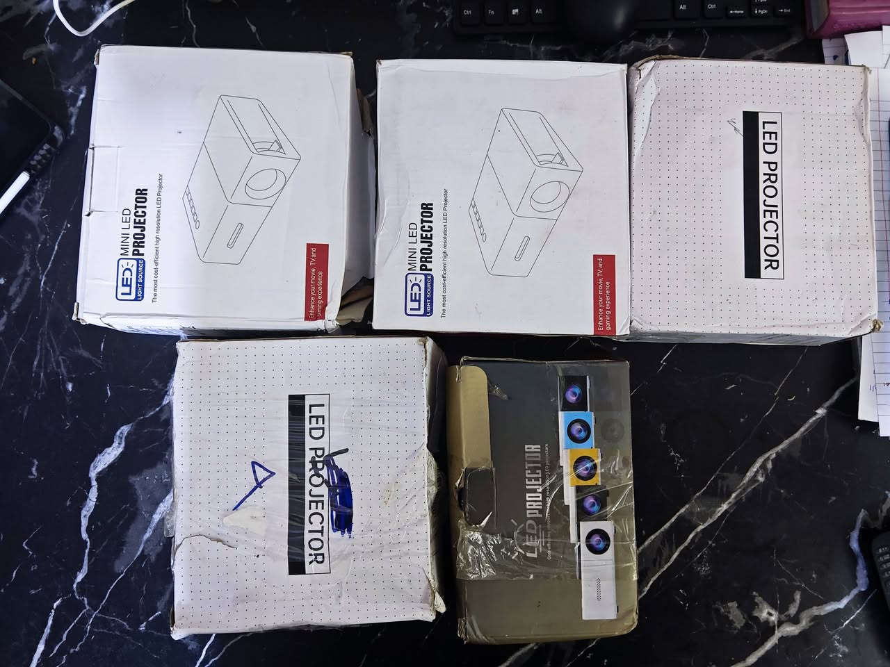 خمس قطع داتا شو مثل ماموضح بالصورة
يشتغل كهرباء وشحن
الي ع باب الله ويريدهن شلعه يراسلني والي يريد مفرد كذالك
جاي ينشروهن ب٢٥ القطعه


**إذا كنت صاحب هذا الإعلان وتريد حذفه لأي سبب، رجاءا أرسل رسالة إلى الدعم الفني**