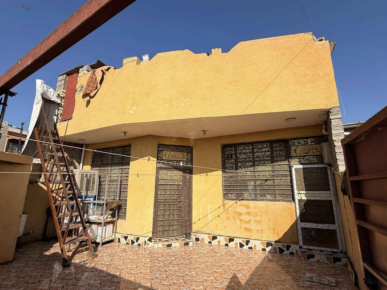 سلام عليكم (دار للبيع)
١٧٥متر طابقين/الطابق الأول طرمه جبيره استقبال ومطبخ وصاله +غرفتين نوم أرضيت البيت كلها سيراميك والسكف صب كونكريت كامل مكمل مابي نقص 
الطابق الثاني درج خارجي بطرمه وهم بي صاله ومطبخ +غرفتين بس سكف ساندوش 
البيت طابو زراعي 
العنوان 🏫الصويره بدايه تقاطع المطار يبعد عن الشارع العام 🛣️٥٠متر
خلف فرن صمون حجي عيسى الخفاجي مباشرة  
خلف اسواق حجي عامر 
للاستفسار اتصال 📱 ***********
📲*********** محمد
