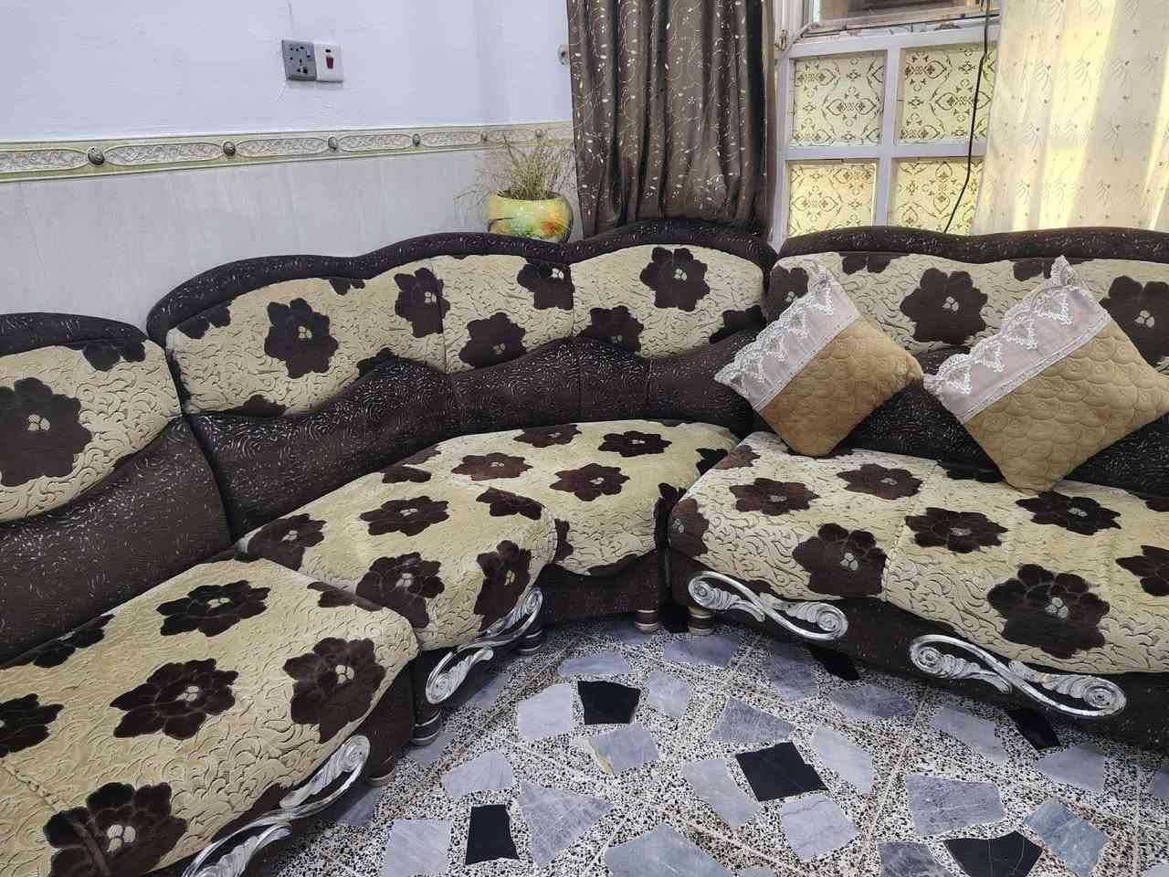 سلام عليكم طخم للبيع خشب عراقي نضيف كلش بسعر 300بي مجال مكاني موصل ايسر ***********
