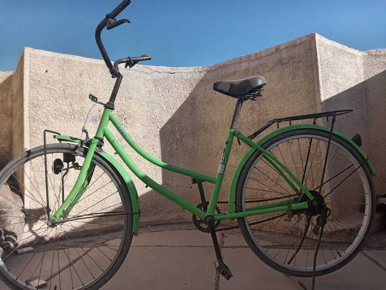 السلام عليكم بايسكل للبيع نضيف ولاكن جان متروك بي نواقص يرادلة ترتيب  السعر ٣٥قفل رقم *********** مكان بغداد المشتل
