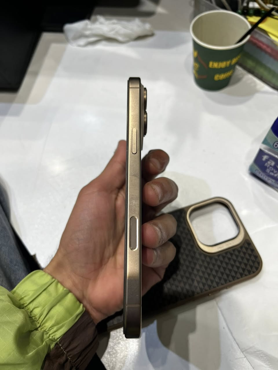 سلام عليكم 16 برو ماكس ذاكرة 256 مكفول بطارية مثل ماموضح بالصور٩٧ مكفول من الشخط والضرر  تواصل *********** غير متواجد بالماسنجر .
