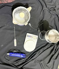 ادوات شمع للبيع مكونه من قوالب كافه الاحجام والاشكال وجهاز تذويب شمع و...