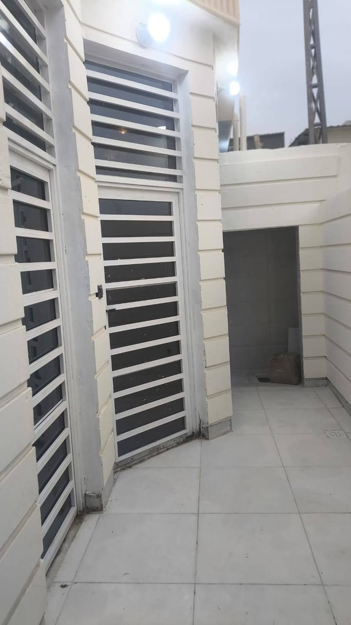 #يعلن مكتب اليرموك  للعقار
🔆🔅 الـــدار للــــــبـيــع 🔅🔆***********
⚜️ المســــاحة130متر بيت  

. طابو   زراعي وقرار محكمة 🪐
⚜️ العنــــوان ⚜️  النجف //  
 البيت مقابل ملحق قرية الغدير 
         🔆  الــتـــفـــــاصـيــــل  
الـبـنـاء  درجة اوله البيت مامسكون 
(( طـــابق الاول)) يحــتوي علا غرف، 2  وصاله + ومطبخ مفصول+ وستقبال  وصحيات داخل وخارج. 

🔱الــســعـــر  //45مليون. 🥰

             ملاحظة (((توجد كافت المساحات والقطع  )
⚜️        
((للاستفســار مراجعـة المكتب  #_للعقــار_والمقــاولات
العنــوان مكتب اليرموك  العقار مقابل قرية: الغدير اعمـود 282 #مكتب_اليرموك  العقار_

*********** او الاتصال على الارقام.🟡🟡📞📞📞♾
   🔆📞تطبيق وتساب موجود
او مرسله  😊 النجف, العراق
