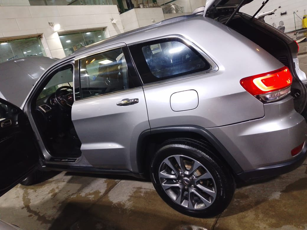 سلام عليكم جيب لاريدو موديل 2017 بدون صبغ وبدون ضربه سياره جديدة حلوة مال بيت وسنوية باسمي السعر 235 وبي مجال***********
