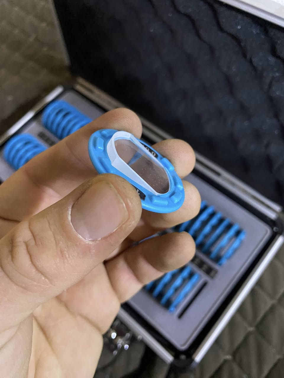 السعر 85 الف متوفر توصيل جميع المحافضات
 تضهر الصورة مجموعة عدسات منشور بصرية (Prism Lens Set) تُستخدم في عيادات العيون ومجال البصريات. هذه العدسات مصممة خصيصاً لمساعدة أخصائيي البصريات وأطباء العيون في قياس وفحص حالات طبية معينة مثل الحول (Strabismus) وخلل التوازن العضلي في العين. 
المواصفات الأساسية للمجموعة:
عدد القطع: تتكون المجموعة عادةً من 58 قطعة من المنشورات المختلفة.
المادة: تُصنع العدسات من زجاج عالي الجودة (مثل زجاج K9) لضمان الدقة البصرية، وتأتي بحواف بلاستيكية ملونة (غالباً باللون الأزرق كما في صورتك).
نطاق القياس: تشمل العدسات ديوبتر منشوري (Prism Diopter) يبدأ من 0.12 ويصل إلى 10.00.
الحقيبة: يتم حفظ العدسات في حقيبة ألمنيوم متينة ومنظمة لتسهيل النقل والحماية.


**إذا كنت صاحب هذا الإعلان وتريد حذفه لأي سبب، رجاءا أرسل رسالة إلى الدعم الفني**