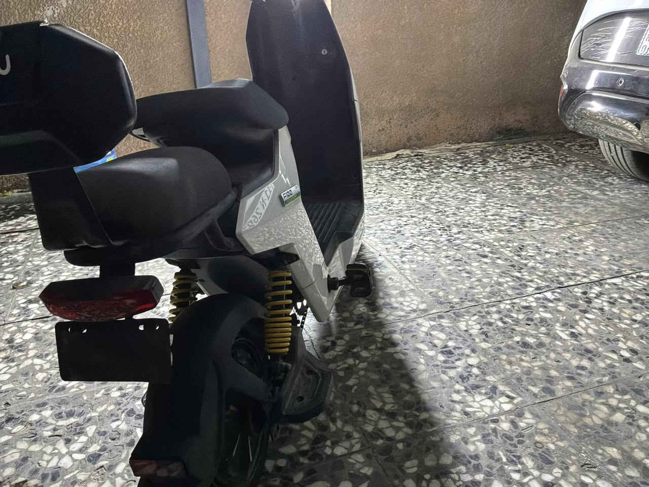 ة

* النوع: سكوتر كهربائي
* الموديل: F100
* اللون: أبيض
* مقعدين (راكب + سائق)
* محرك كهربائي اقتصادي وهادئ
* مساعد خلفي مريح
* إنارة أمامية LED
* مناسبة للمشاوير داخل المدينة
* شحن منزلي سهل
* استهلاك قليل جدًا مقارنة بالبنزين
* شكل عصري وحجم عملي
بنجر خلفي ودواسه وبطاريه ليثوم السرعه ٤٥ وبرنامج تحكم سرعه   مفتاح وكارت السعر500الف مماشي مستخدم شهر الرقم ***********

للإعلان بالعراق
