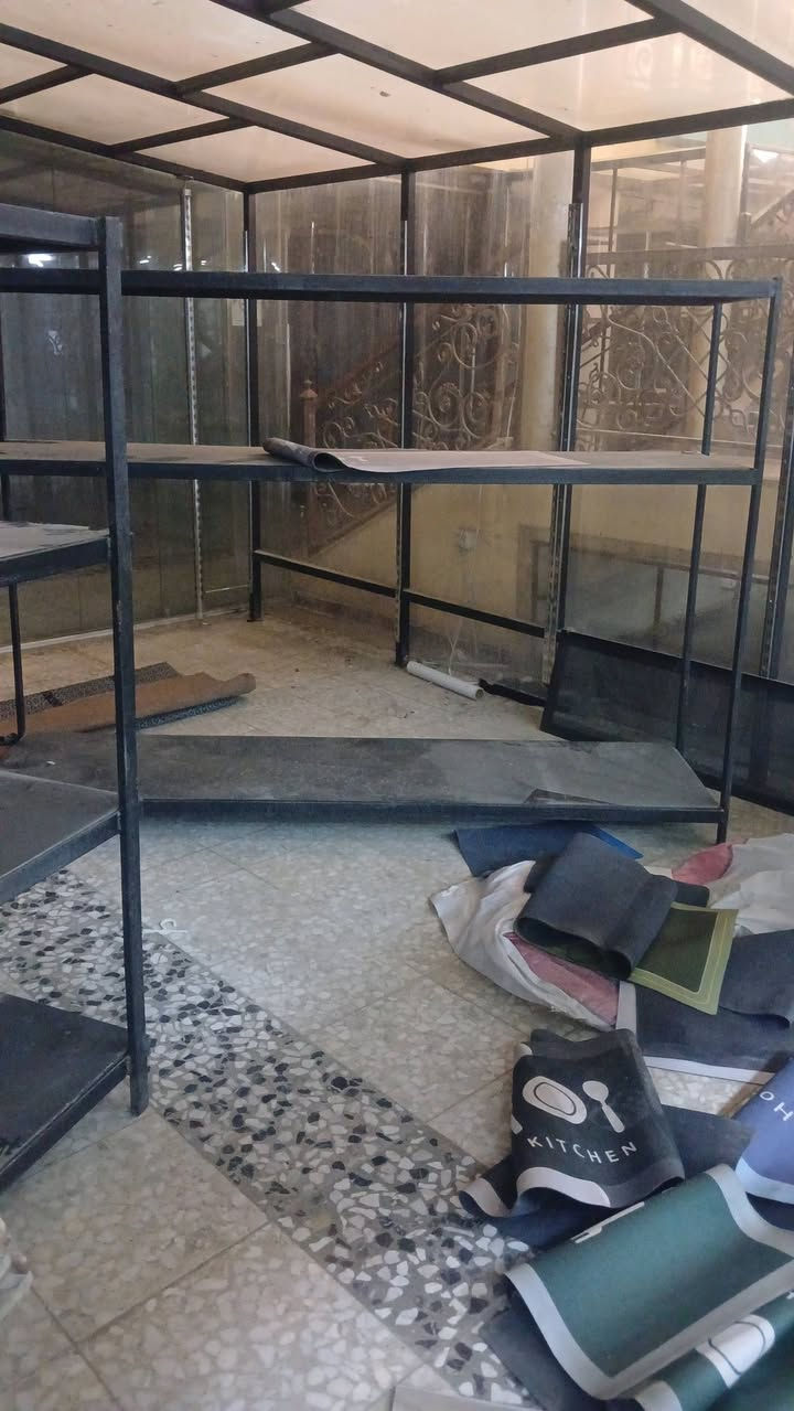 بيع سريع رفوف حديد و رفوف خشب دنك ستيل
العنوان بغداد حي الجامعة 
***********
