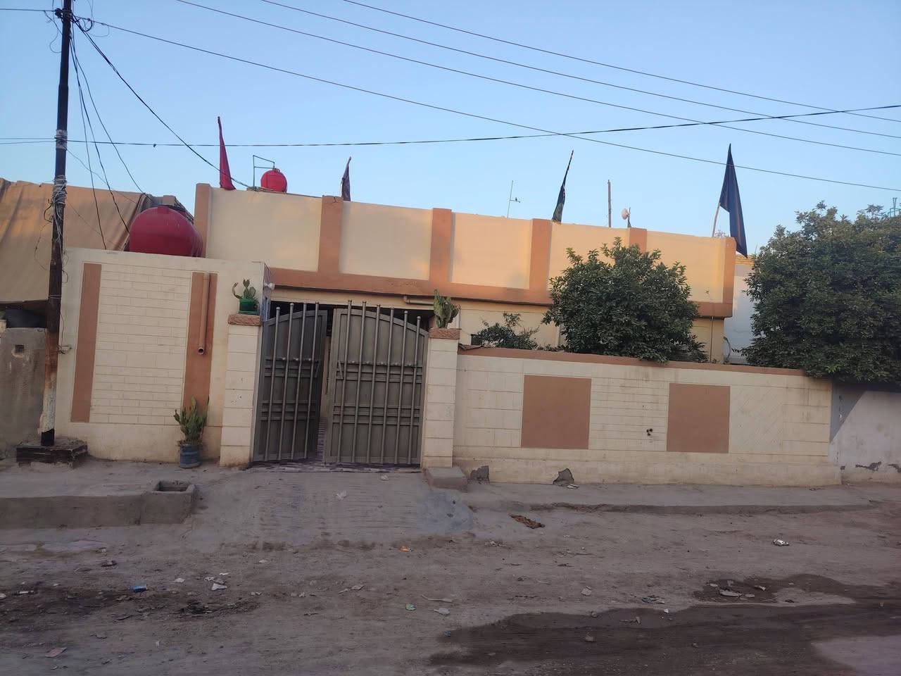 بيت للبيع طابو صرف المساحه ٢٦٠ يتكون من ٤ غرف نوم واستقبال ومطبخ وهول وصاله وصحيات بيت كامل للاستفسار خاص او إتصال *********** بي واتساب حي العسكري قرب مدرسه كميل
