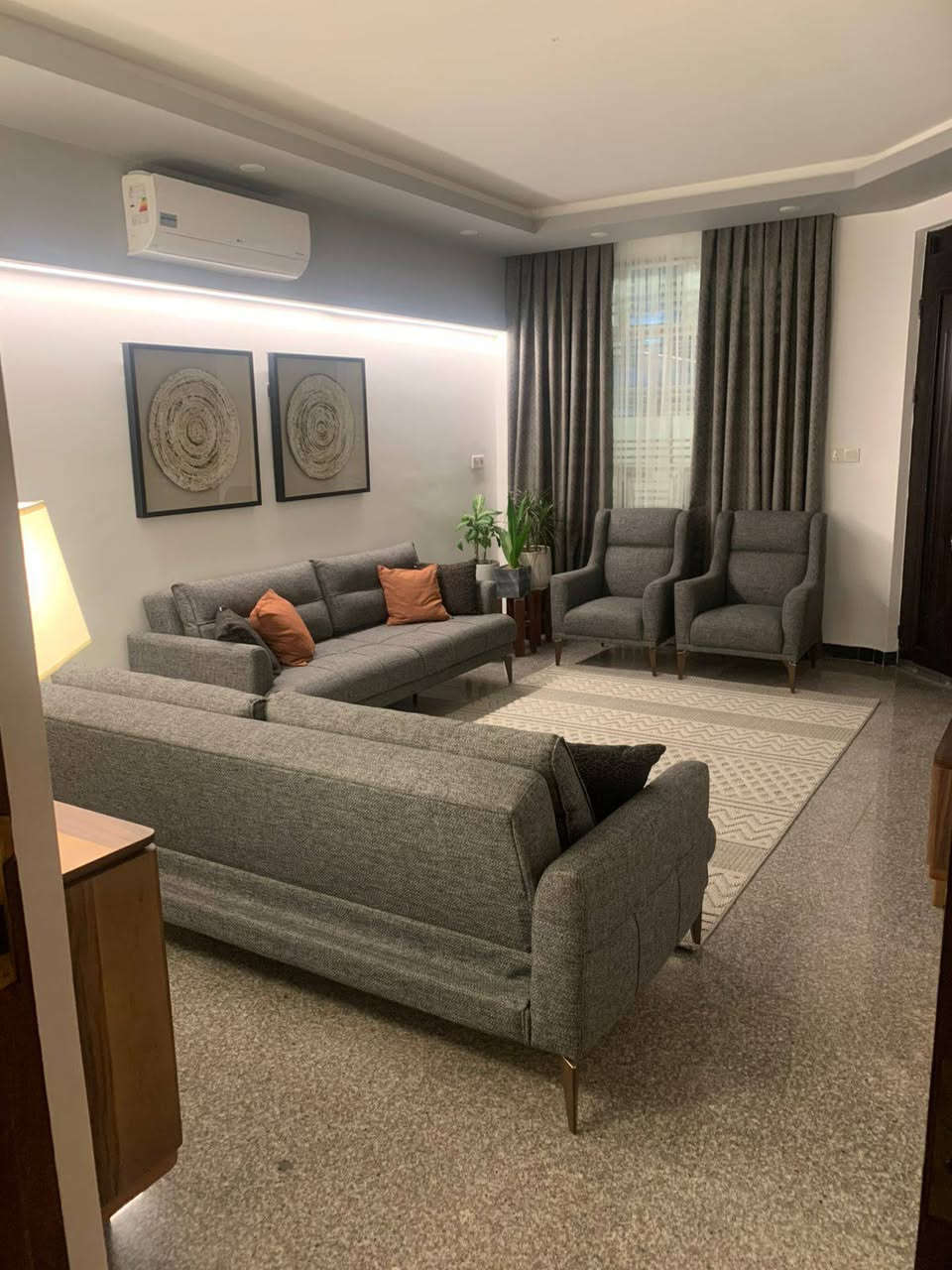 السلام عليكم بيت في حي الجامعه 140متر الواجهه 8  محله 635  زقاق 73 دار 1/2 السعر 690 وبي مجال ***********
