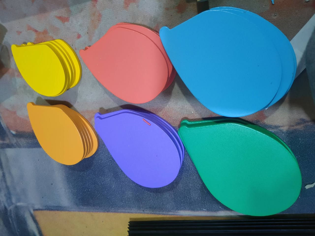 اغراض العاب
شجرة موسيقية خشبية بألوان قوس قزح، والمعروفة أيضًا باسم "Wooden Marble Tree". 
المادة: مصنوعة من الخشب وتستخدم ألوانًا آمنة للأطفال. 
طريقة اللعب: يتم إسقاط كرات صغيرة من أعلى الشجرة لتتدحرج فوق الأوراق الملونة. 
الميزة التعليمية: تصدر اللعبة صوت موسيقى "دينغ دينغ" عند اصطدام الكرة بالأوراق الخشبية، مما يساعد الأطفال على التعرف على الألوان وتنمية مهاراتهم الحركية. 
الأبعاد: تأتي بحجم كبير، ويبلغ ارتفاعها حوالي 71 سم. 
السعر ١٥ الف


**إذا كنت صاحب هذا الإعلان وتريد حذفه لأي سبب، رجاءا أرسل رسالة إلى الدعم الفني**