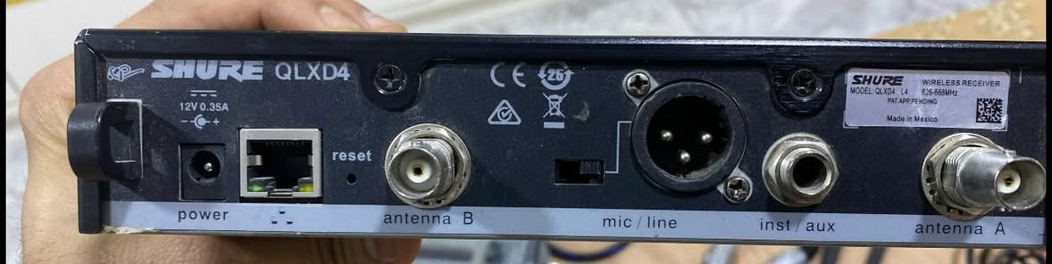 للبيع مجموعة أجهزة صوت بمواصفات عالية، نظيفة جداً وشغالة 100%، مناسبة للمساجد، القاعات، أو المؤتمرات.

نظام لاسلكي رقمي Shure QLXD4
• الحالة: مستعمل نظيف (شغالة تمام).
• الملحقات: الرسيفر الرقمي + المايك اليدوي الأصلي + الهوائيات (Antennas) + المحولة الأصلية.
• المميزات: صوت نقي جداً، مدى بعيد، وتشفير رقمي يمنع التداخل.
• التردد: (موضح بالصور لضمان التوافق).

مايكات اجتماعات/منبر Shure SH-802 (عدد 2)
• الحالة: جديدة بالكرتون (فتح للصور فقط).
• المميزات: تصميم انسيابي، حساسية عالية للصوت، مثالية للمنابر أو طاولات الاجتماعات.
• الملحقات: القاعدة، المايك، والأسلاك كاملة.
للتواصل واتس اب ***********
