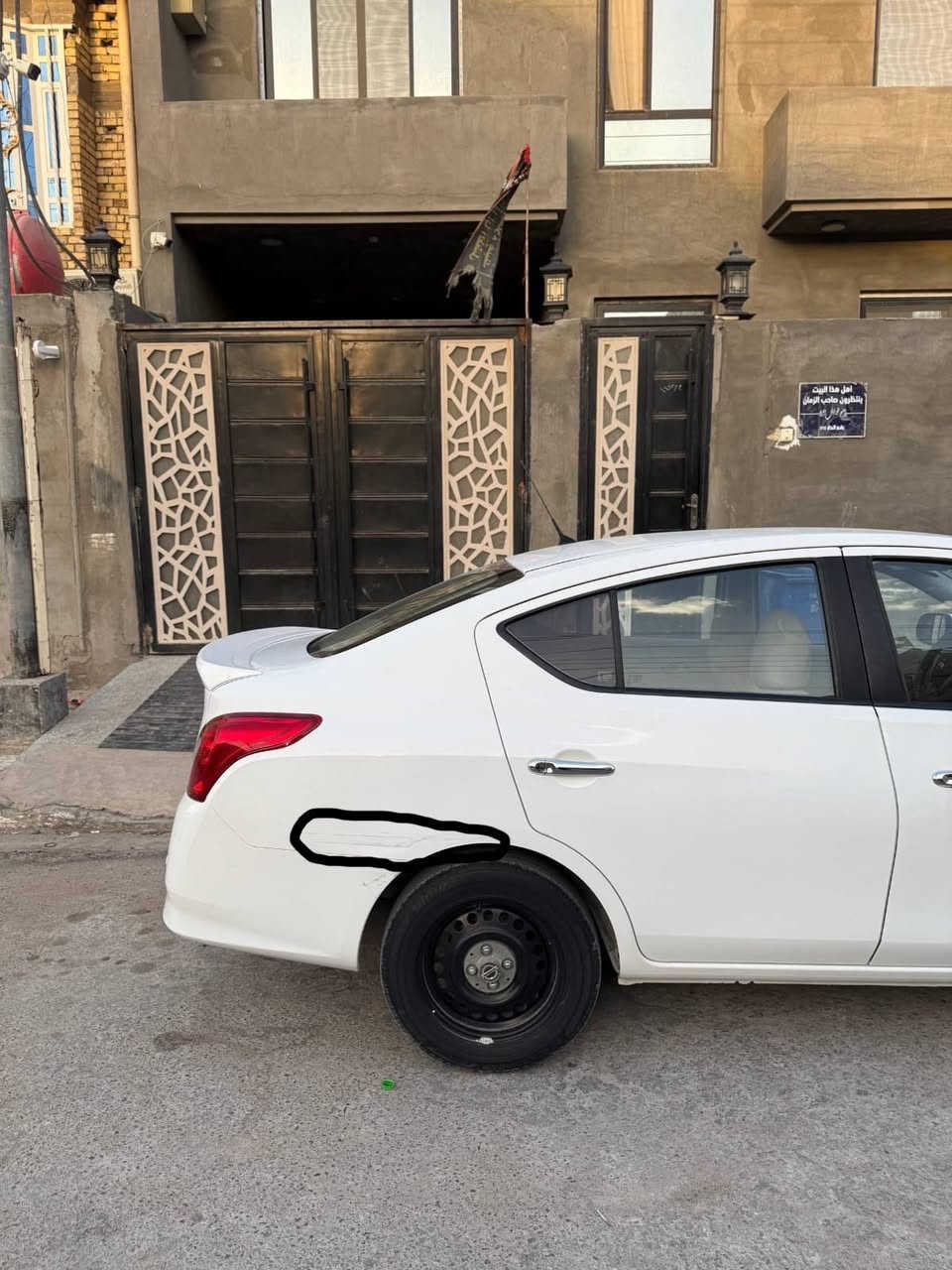 مكاني ابو صخير ***********
نيسان سني ٢٠٢٣ 
ماشيه ٣٣ 
رقم اربيل بأسم شركة 
السياره كفاله بيه بس شخط بالجاملغ الخلفي الايمن
ورصعه بالباب ما تبين 
السعر ١١٨ وبيه مجال
