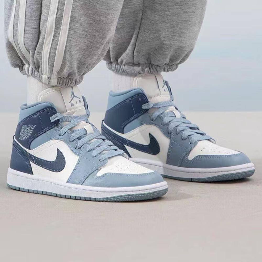 هذا الحذاء هو Nike Air Jordan 1 Mid بإصدار الألوان المميّز Diffused Blue (رقم الموديل: BQ6472-140). [1]
#تفاصيل_التصميم:

#الألوان: مزيج متناسق بين الأزرق الفاتح (Diffused Blue)، والأزرق الداكن للعلامة (Swoosh)، مع قاعدة باللون الأبيض العاجي (Sail).

#الشعار: يظهر شعار "Air Jordan Wings" الشهير محفوراً باللون الأبيض على الكاحل.

#الخامة: جلد ناعم ممتاز مع ياقة مبطنة لحماية الكاحل وتوفير راحة كاملة. 

#القياس_39
#قياس_القدم_25CM
#جديدة لوك بالجيس غير مستخدمة مال بضاعة DHL وليس تجاري.
#توجد خدمة توصيل للمحافظات كافة.


**إذا كنت صاحب هذا الإعلان وتريد حذفه لأي سبب، رجاءا أرسل رسالة إلى الدعم الفني**