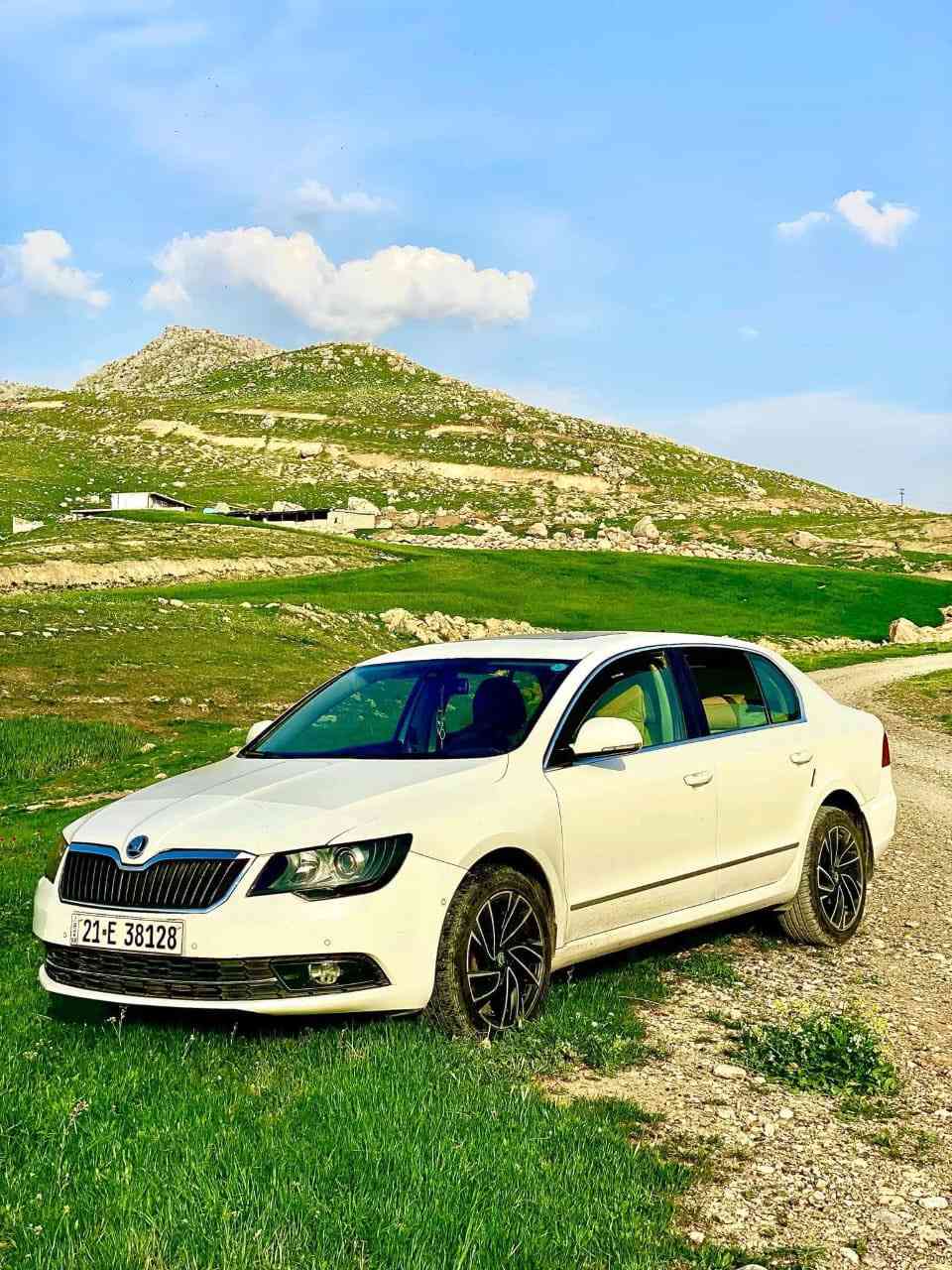 Skoda Superb
سکۆدای سوپەربی ٢٠١٥ 
مواسەفاتی فول فول 
بێ بۆیاخ 
دوو سێ جێ ساردە کوتی بچوکی هەیە 
١٠٤هەزار رۆشتوە
سەنەوی مانگی ٦ بەسەر دەچێ 
گێرو مەکینەو غرامە بەشەرت 
***********
ناونیشان -رانیە
