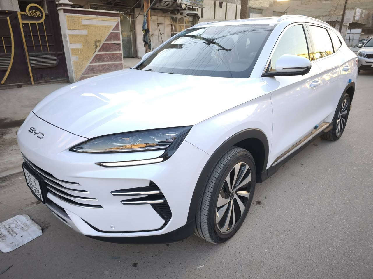 سونج بلاص BYD خليجي وكالة شركة NAT للبيع ⭕️
مرقم بغداد  وجاهز
وارد خليجي شركة بي واي دي بغداد
موديل 2026 سنوية
ليبل من المصنع مكتوب مصنعة خصيصا ضمن مواصفات GSO يعني مواصفات دول الخليج العربي 
اللون ابيض
محرك 1500 تيربو جارجر  dmi 
دفع امامي FWD
🅰️ضمان السيارة ٦ سنوات او 150 الف km 
🅱️ضمان البطارية 8 سنوات او 200 الف km 
سبير موجود 
بانوراما 
كامرات  360 درجة 
حساسات أمامي خلفي 
مخرج الشاحن type 2 
تمشي بالشحن 90 km فعلي 
كرسي السائق كهرباء 
نظام السيستم عربي أوامر صوتية كلها بالعربي 
بصمتين وكارت 
دخول ذكي 
كل المواصفات بيها
ماشية 2000 KM  وقابلة للزيادة
🟥السيارة مكفولة كفالة عامة
شرط تحويل مباشر 
للمعلومات والاستفسار  
اتصال
***********
