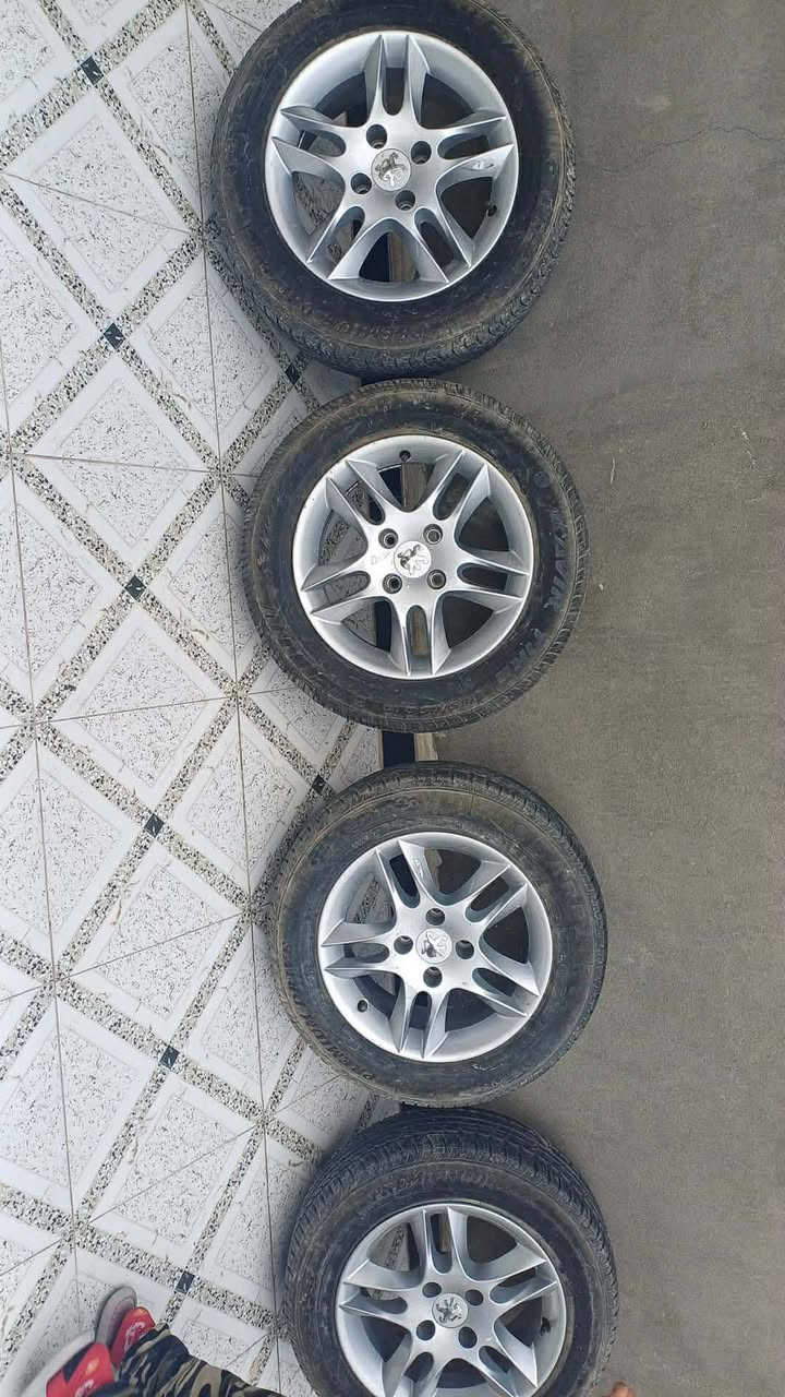 {السلام عليكم للبيع ويل كب مال بيجو بارص جديد بمعنه الكله نضافه من كلشي سعرهن 250 او بيهه مجال 
سوبايه مال بيجو بارص انتاج 25 جديده كلش قطره زنجار ما بيهه 160 او بيهه مجال قليل 
العنوان الديوانية المركز رقم الهاتف ***********}
