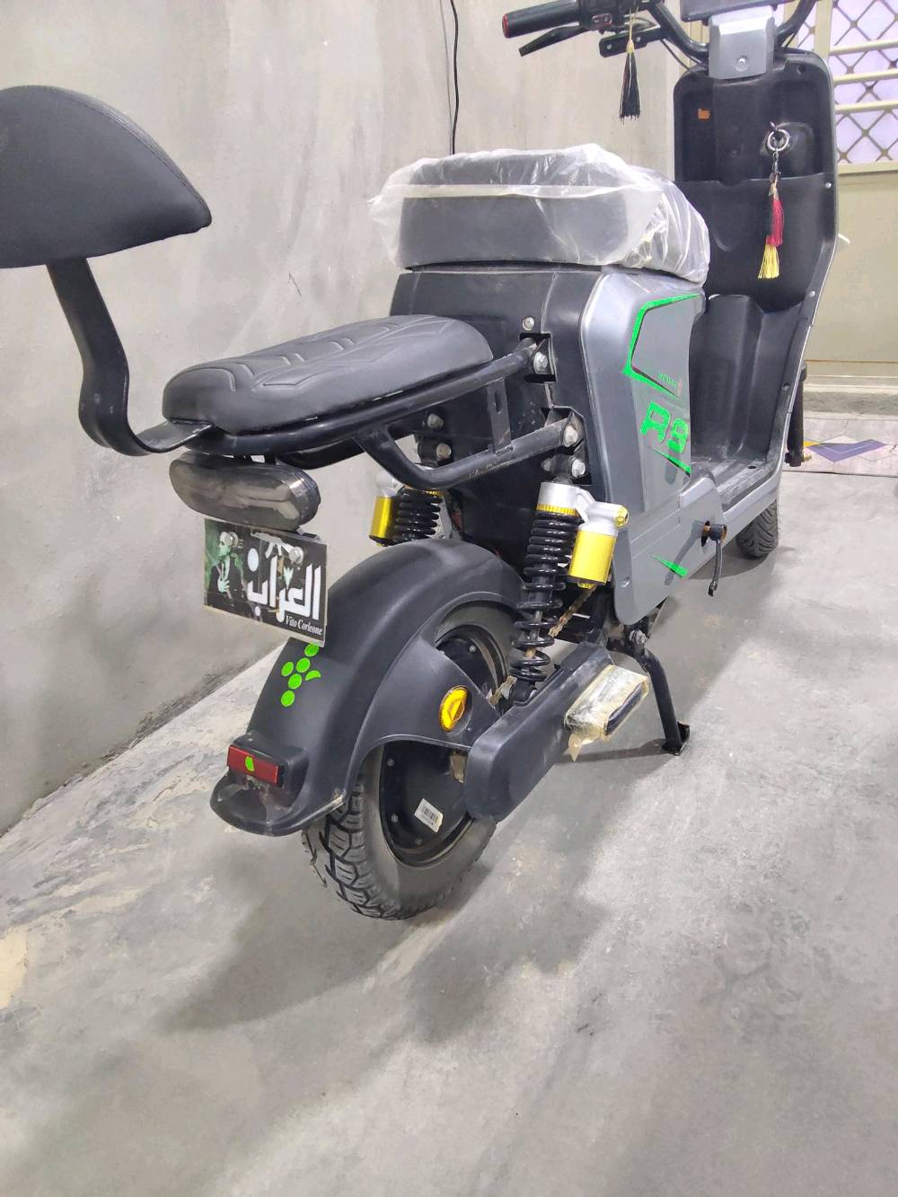 دراجه شحن  نوع  R9 Wenley 
ملف 1500 W
5 بطاريات نوع رصاص محسن من شركه. Wenley الاصليه
مده استخدام الدراجه فقط 3 اشهر 
البطاريات بحاله جيده جدا 
العطل الوحيد بيها فقط الشاشه ولعطل اجه بلادي 
والكسر الوحيد بيها يده البريك الخلفي فقط من بدايه اليده 
الكفرات كله سليمه ونضيفه جداا 
بريكات هيدروليك 
شاحنه عداد اصليه 
لدراجه بيه نضام لP وايضا نضام الرجوع للخلف
سرعه الدراجه الفعليه 60 بلشحن الكامل 
لون الدراجه سلفر مطعم باخضر 
الدراجه. مزوده بزنون فدرالي قابل للشحن 

سعر الدراجه 375 قفل غير قابل للنقاش
المكان كربلاء طويريج
الاستفسار المراسله خاص