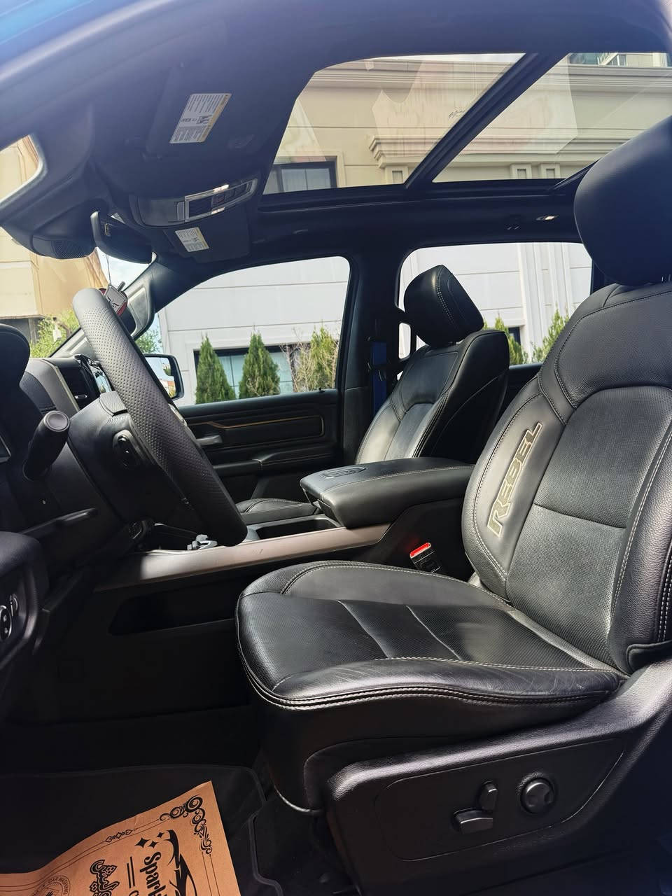 مكلف بالنشر رجاء التواصل مع صاحب السيارة رقمه مرفق 
من رخصة صاحب الكروب والاعضاء الكرام 

رام فئة REEBL 2023 محرك 8 5700 المرغوب سيارة كلين كفالة عامة  من شخط وضرر وصبغ شرط الفحص 

لون مميز السيارة بحري 
ماشيه ٣٨ m 

مواصفات فول // 
بانوراما // فور ويل // شاشة تيسلا تحتوي على الكثير من الاوبشنات  // 
جكات صعود ونزول // داخل جلد // 
كشنات تبريد تدفئة // 
رادارات امامي وجوانب حساسات امامي خلفي 
دبل كزوز 
شغال عن بعد 

حساسات كامل امامي وخلفي رادارات جانبية 

والكثير من المواصفات الاخرى 

ملاحظة / سيارة وضع شركة بلا مبالغة ترايه كأنما صفر 

متوفر فديو للسياره كامل بكافة التفاصيل للسياره الي يحب يشاهده يراسلني عل الواتساب نفس الرقم المرفق
 يوصله وبالخدمة 

مكانه اربيل // سعر 488 ورقه مجال بسيط للشراي 
واتشرف بالجميع 
للتواصل 
***********
