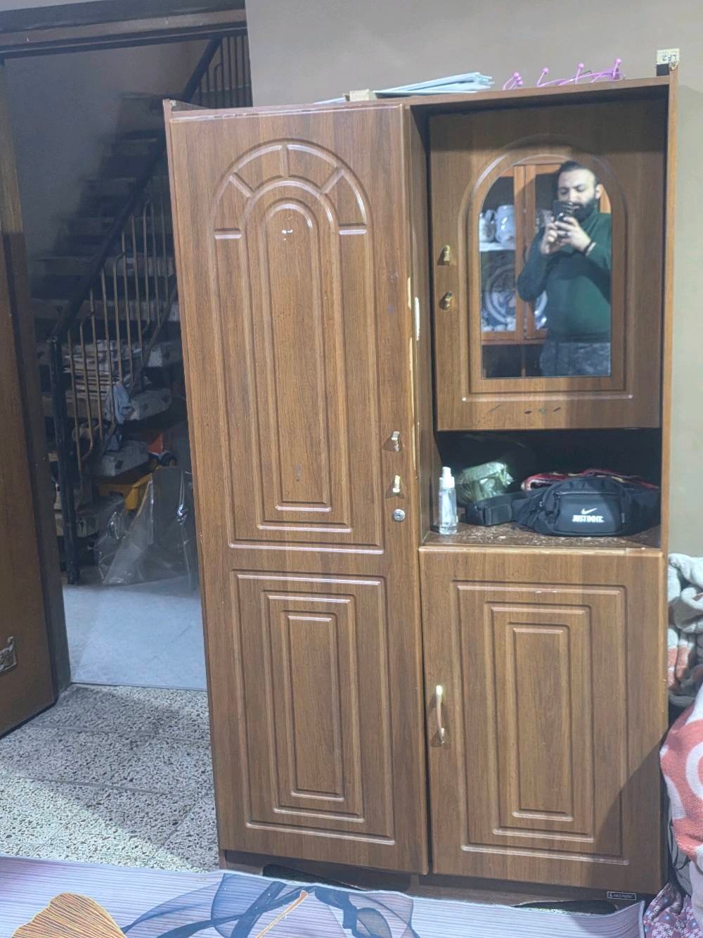 العنوان / سيدية / حي الاعلام 
دولاب ملابس مثل ما موضح بالصورة 