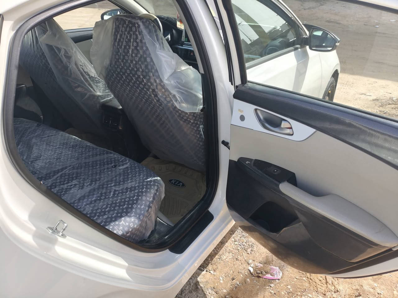 سلام عليكم من رحصت الدمن كيا سيراتو مديل 22 خليجي مكينه الف وستميه دوش كفاله بيهه بارد بدون صبغ بلباب امامي السايق كلش صغير
والباب الخلف السايق هم صغير بدون صبغ سياره كفاله 
بسم شركه السنويه ل 2027 تنتهي
سعر 170 وبيه مجال 
رقم الهاتف *********** البصره دور نفط
