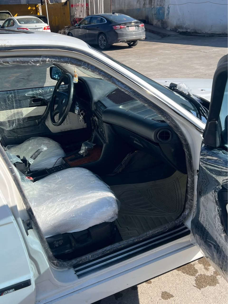 بو فروشتن موديل ١٩٩١ مه كينه ٥٢٥ بيلادي فو ل مواسفات. توماتيك سلايت. ٤ جام كاره باي. گوشين هيته ر  پيش گه وره.    ويل m 18. لايت  علقه ده حامي m سياره له رسم چونه روبه رو اوهايه ره قه م هه وليره سه نه وي. ژينگه ي هه موي نويه هه تا ٢٠٣٠ سياره كه هيج نه قو ستا نيه كي نيه عيزام بو ياخه. بو جواني جه مپه كي خه فيفي هه يه شايه ني باس نيه سه قفو شان به شه رته. سياره كه  بي مه سروفه هه موشتي نويه    له هه وليرم. سحري ٦٠ و محامله  گير مه كينه هه موي به شه رت  تكايه مشته ري ني بيزارمان مه كه. *********** أربيل, العراق
