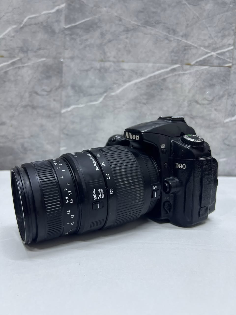 نيكون 90
ملحقاته زوم رياضي

شاحنه 

رام

حزام كتف

بطاريه

توصيل موجود

250 

***********
