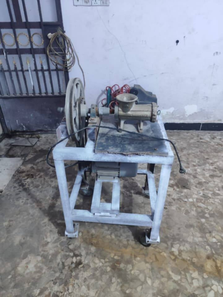 السلام عليكم عندي هاي المثرامه مال اللحم للبيع سعره 250قفله بعدها جديده قليل مستعملة مكاني بغداد رقم ***********
