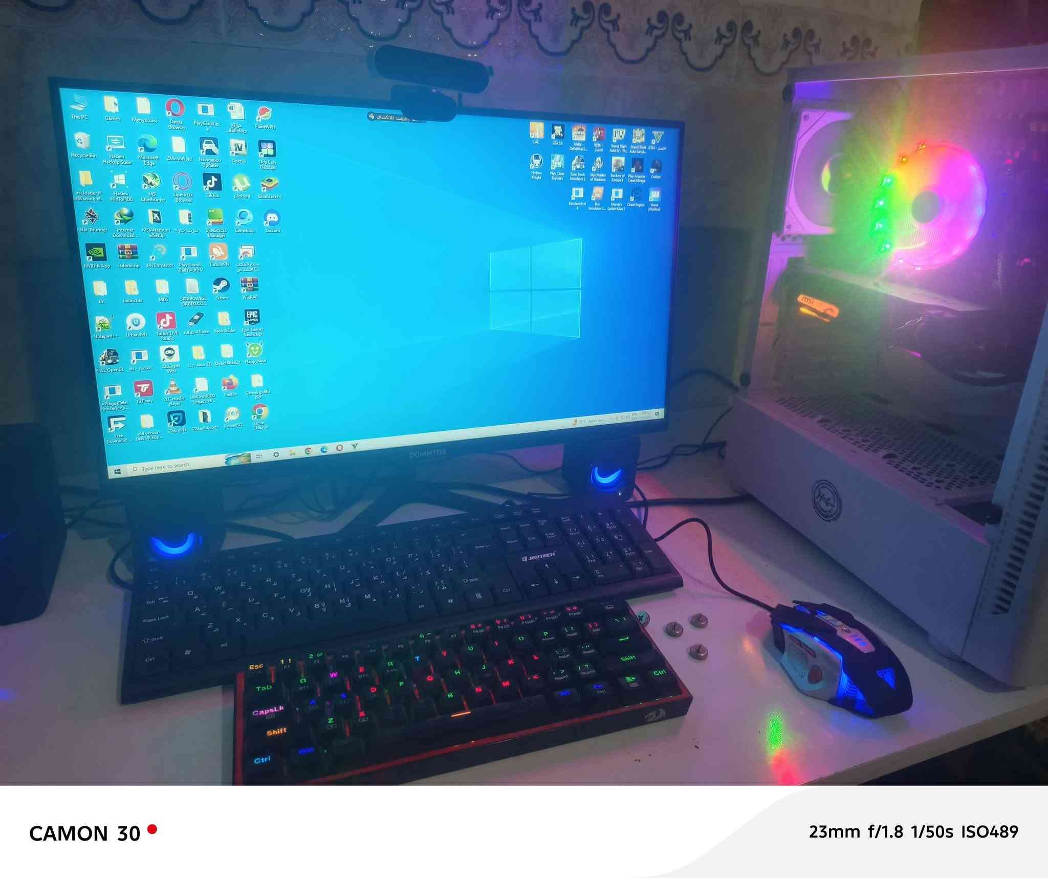 : كارت الشاشة rtx2060super msi game x كارت نظيف تحت الضغط75 
‏معالج Intel(R) Xeon(R) CPU E5-2680 v4 @ 2.40GHz (28 CPUs), ~2.4GHz
‏: مذر بورد x99pr9h
‏ رامات 16 3600قطعه وحده فقط
: هارد m.2 تيرا
‏: كيس نظيف ويا اربع مراوح يشتغل RPGلكن اني لاغيهن لان ماكو الهن منفذ بالمذر                          شاشة mntob 165h ips 1ms full hd 1080 ماكو وياها كارتون فقط كيبل
‏: كيبورد عدد ثنين واحد كامل واحد ربع للكيمنك
‏ وماوس
‏وياها يدة xbox360 هدية                                    ماابيع لا كارت وحده ولاكيس وحده ولا شاشة وحده الشراي يتصل فقط***********                           عنواني بابل حله.... ماعندي توصيل تجي تفحص من داخل البيت وتاخذ.......... 710الف وبيها مجال حك الجيه فقط فقط
